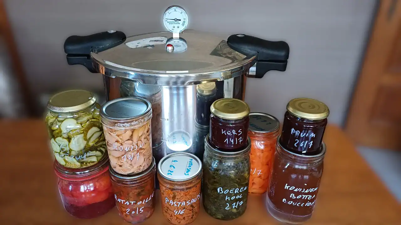 Pressure canner Pressure canner met zelf ingemaakte weckpotten: konijn, ratatouille, pastasaus, boerenkool en jam